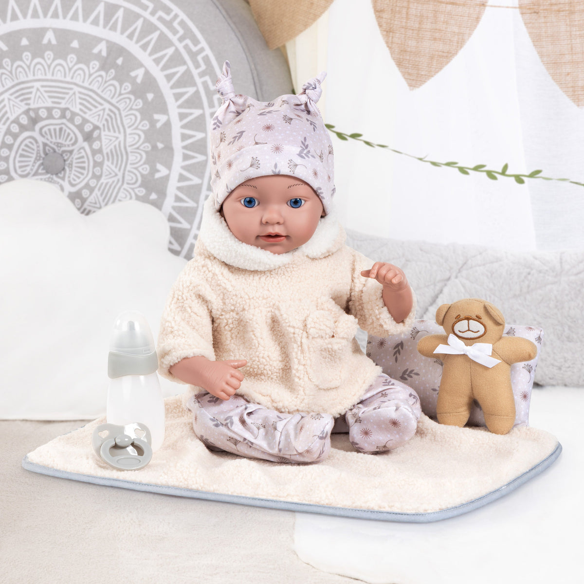Reborn dúkka 38cm beige föt og teppi